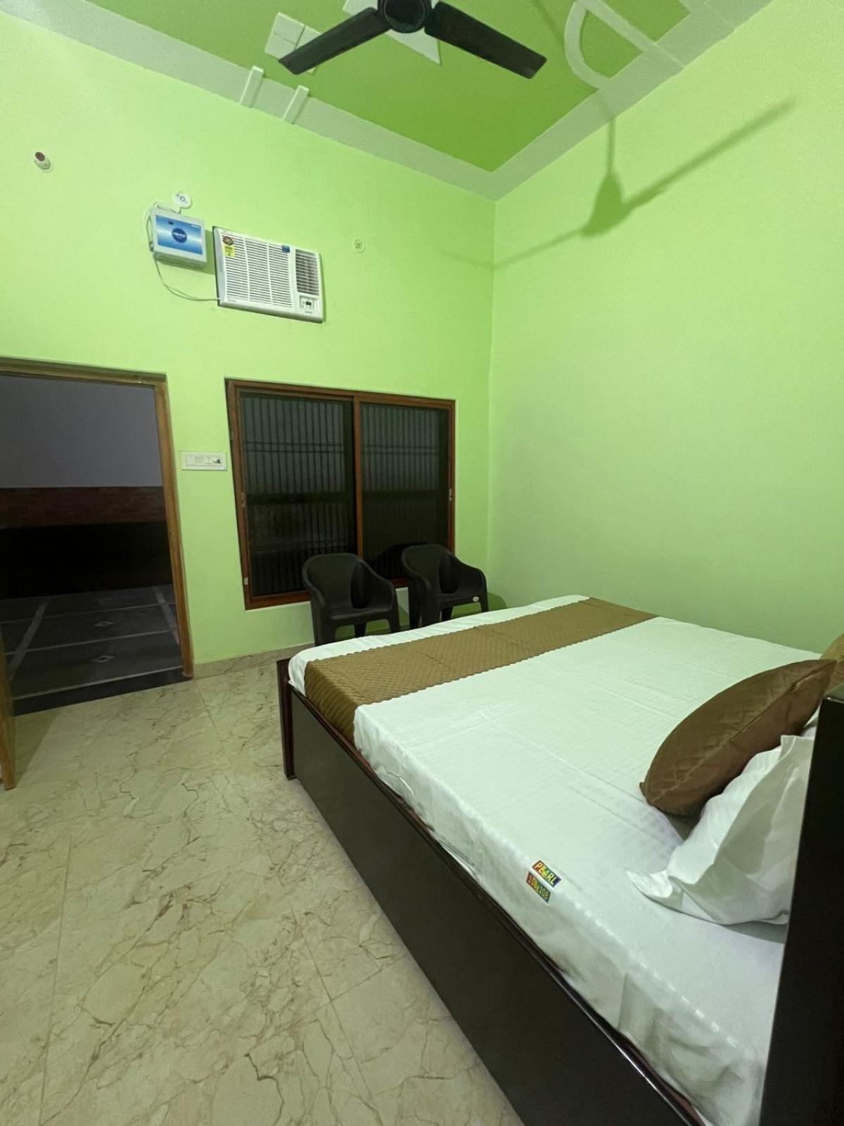 Hotel Vijay Palace Ayodhya Екстериор снимка
